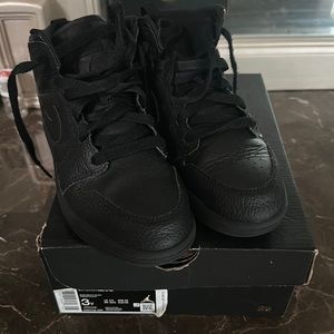 Black Jordan 1 mid. Size 3. Unisex. Good condition.